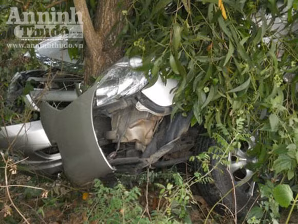 Xe lao vực, 4 người bị thương