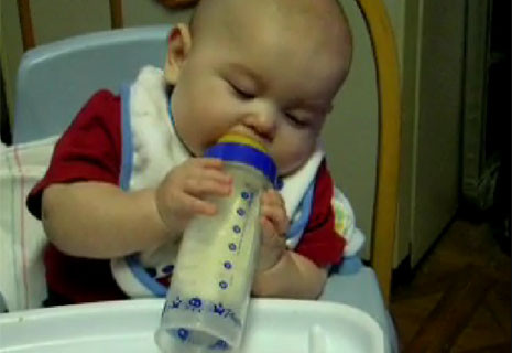 Những kiểu ngủ gật đáng yêu của bé