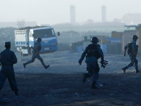 Cảnh sát Afghanistan trong cuộc đụng độ với Taliban gấn Sân bay Quốc tế Kabul hôm 10/6