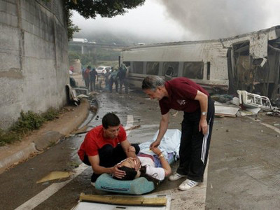 Tàu trật bánh, 80 người chết