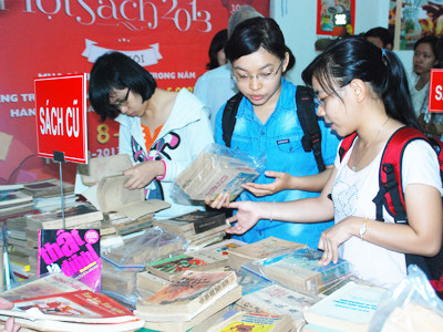 Nhiều bạn trẻ tìm đến với quầy sách cũ