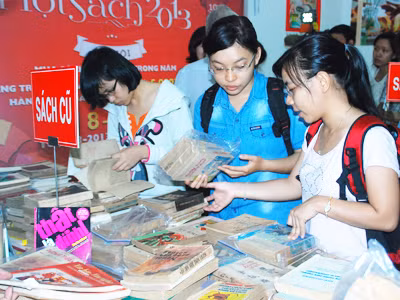 Nhiều bạn trẻ tìm đến với quầy sách cũ