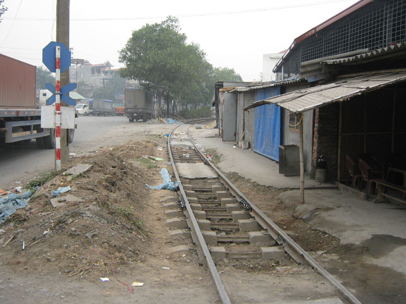Tàu chạy trên vỉa hè, đụng đâu chết đó
