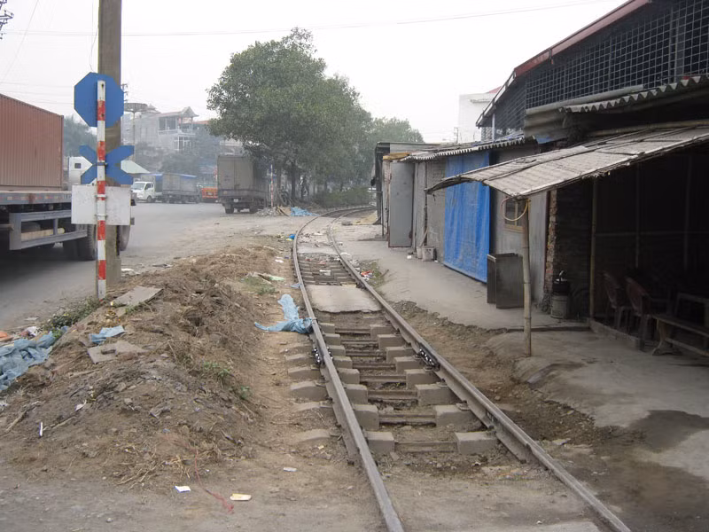 Tàu chạy trên vỉa hè, đụng đâu chết đó