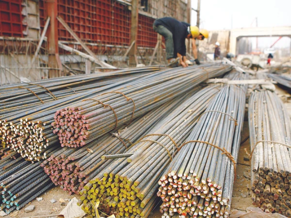 Mặt hàng sắt thép phục vụ các công trình xây dựng trong tình trạng ế ẩm. Ảnh: Hồng Vĩnh