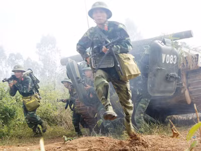 Rạp mình xem chiến sĩ bộ binh xung trận