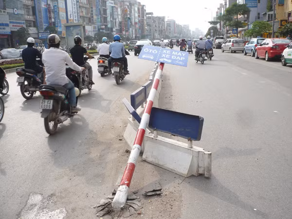 Một cột biển phân làn giữa phố Xã Đàn bị phương tiện đi đường húc đổ. Ảnh: Trọng Đảng