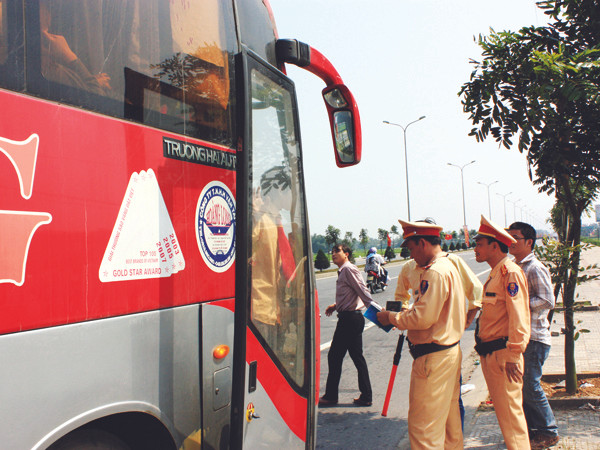 Cảnh sát giao thông Đà Nẵng làm nhiêm vụ tại các điểm chốt. Ảnh Nam Cường