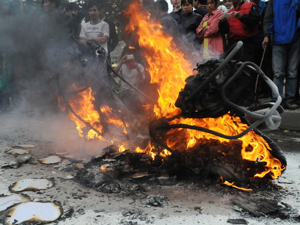 Nhiều nhà khoa học vẫn cho rằng, không thể loại trừ nguyên nhân cháy nổ xe do xăng