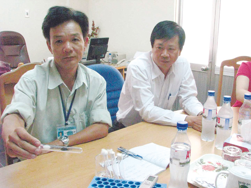 Cán bộ TT Y tế dự phòng Đà Nẵng giới thiệu những cá thể bọ xít tiếp nhận trong ngày 2-7. Ảnh: Tr.Q