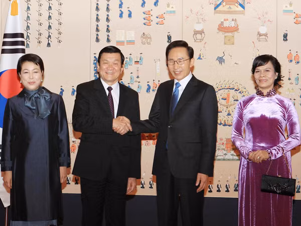 Tổng thống Hàn Quốc Lee Myung Bak và Phu nhân đón Chủ tịch nước Trương Tấn Sang và Phu nhân Ảnh: TTXVN