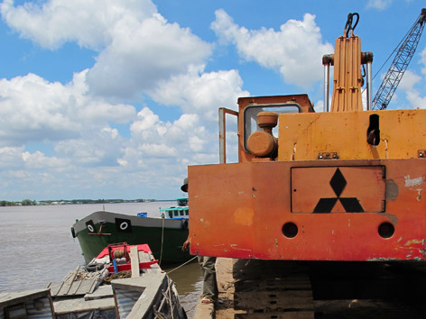 Gỗ trắc mắc kẹt tại Cảng Năm Căn