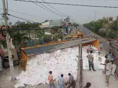 Lật xe container, gần 50 tấn hàng tràn xuống đường