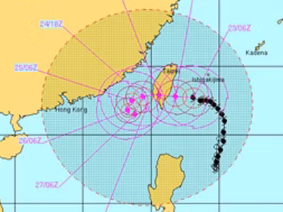 Hai cơn bão đấu nhau gần biển Đông
