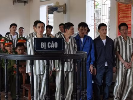 Buôn hơn 200 bánh heroin, lãnh án 411 năm tù