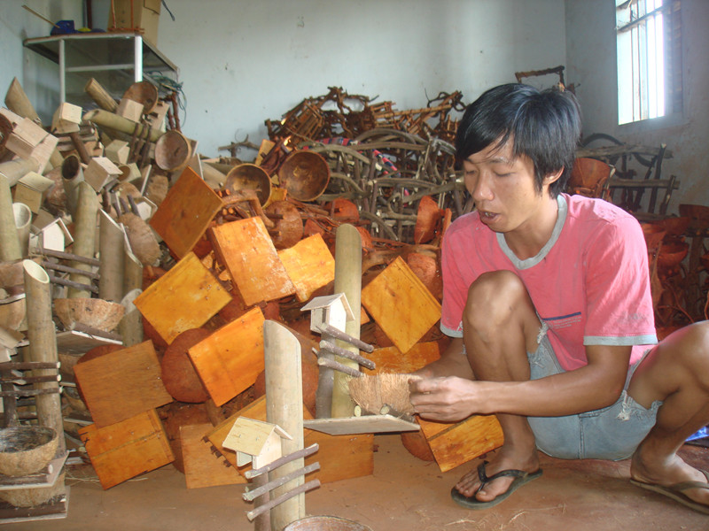 Sơn Lâm đang hoàn thành một sản phẩm