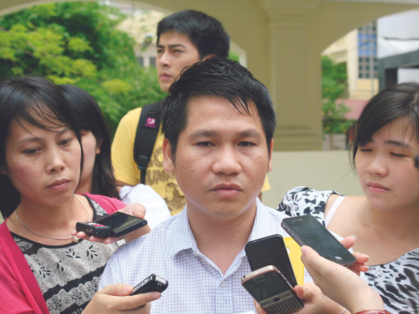 Trọng Tấn chia sẻ thông tin sau cuộc họp với hội đồng kỷ luật sáng 30-7 tại Học viện Âm nhạc Quốc gia Việt Nam Ảnh: T.H