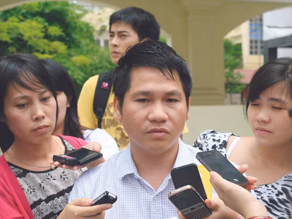 Trọng Tấn chia sẻ thông tin sau cuộc họp với hội đồng kỷ luật sáng 30-7 tại Học viện Âm nhạc Quốc gia Việt Nam Ảnh: T.H