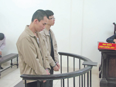 Làm giả thẻ tín dụng mua hơn trăm vé máy bay