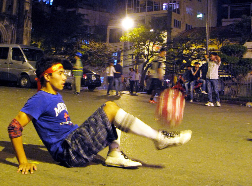 Làm xiếc với trái bóng lúc nửa đêm. Ảnh: Phú Gia