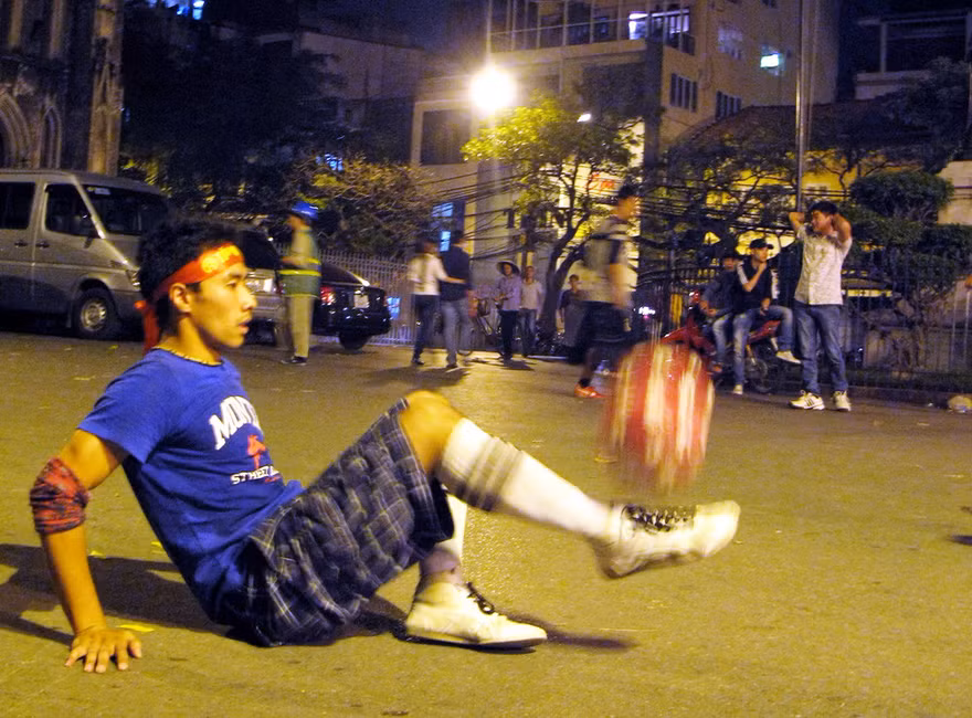 Làm xiếc với trái bóng lúc nửa đêm. Ảnh: Phú Gia
