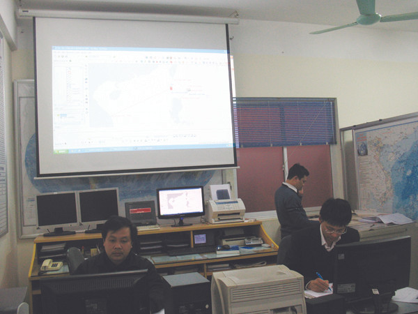 MRCC hối hả thông báo cứu nạn (ảnh lớn) vùng biển nơi Vinalines Queen chìm (ảnh nhỏ)