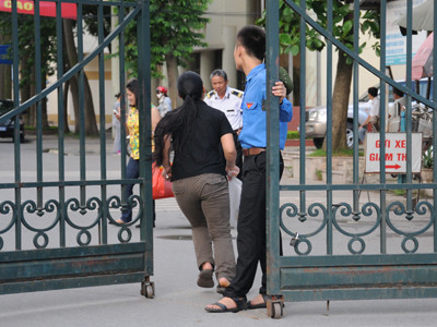 Thí sinh gào khóc nức nở vì đi thi muộn