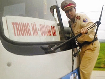 Tạm giữ đối tượng 'hất' CSGT lên nắp ca pô gần 3km