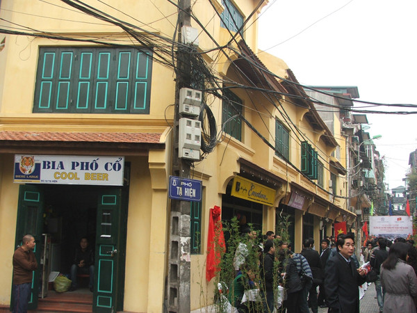 Phố Tạ Hiện sau khi cải tạo mặt đứng. Ảnh: Minh Tuấn