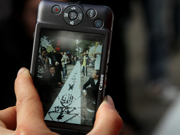 Ngắm bức thư pháp dài trăm mét