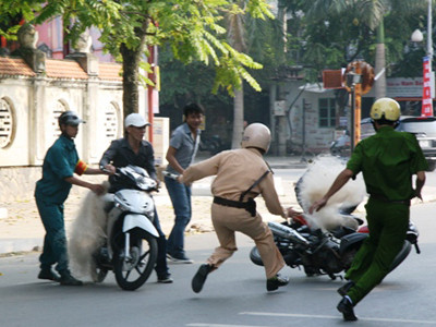 'Độc chiêu' quăng lưới bắt... 'quái xế' của CSGT