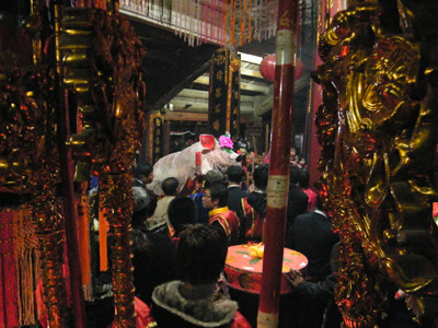 Năm nay trời mưa, nên các ông ỉ được vào đình sớm hơn 1 tiếng