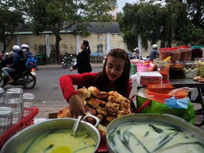 Một ngày của hot girl bánh tráng trộn Đà Lạt