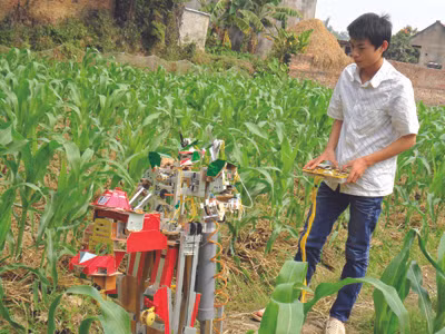 Hòa và rô - bốt nông dân