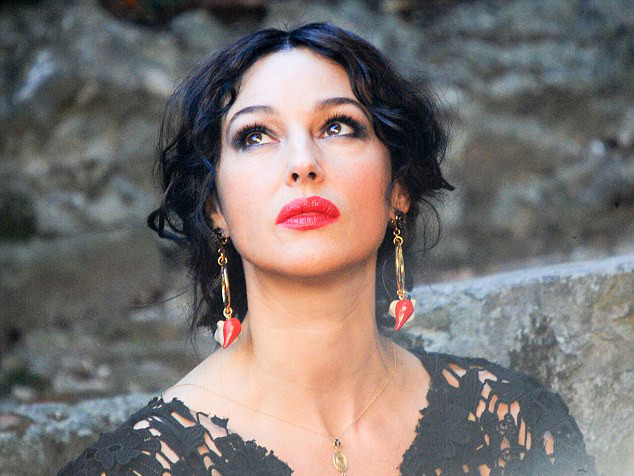Monica Bellucci làm vơ-đét trong quảng cáo của D&G