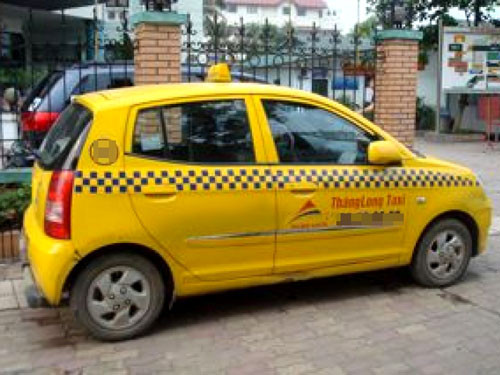 Cướp xe taxi, đâm vào cột điện