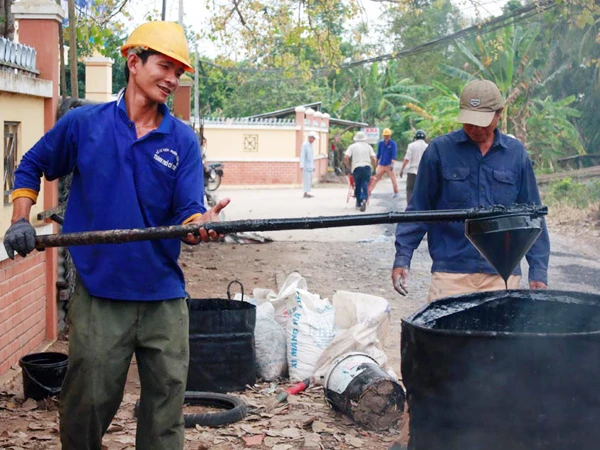 Trần Minh Trung đốt nhựa và vá đường