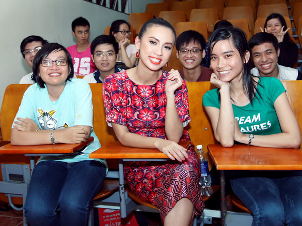 Huyền Ny quyến rũ giao lưu với sinh viên Y Dược