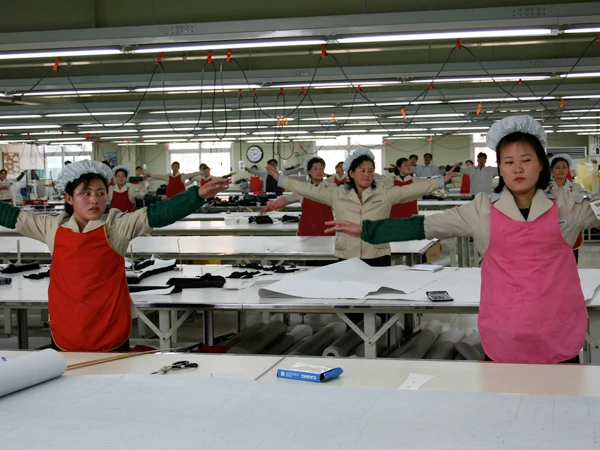 Kinh tế Bắc Triều Tiên sẽ có những bước cải cách dưới thời ông Kim Jong-un? (Trong ảnh: Công nhân Triều Tiên ở khu công nghiệp Kaesong,biên giới Bắc Triều Tiên-Hàn Quốc). Ảnh: Storylineentertainment.com