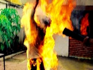 Bị nhắc nhở, quay ra tấn công công an