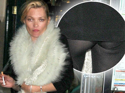 Kate Moss mặc váy quá ngắn để lộ vòng 3