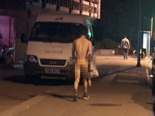 Kinh ngạc 15 nam thanh niên khỏa thân đi dạo