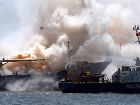 Xem cảnh sát biển Việt Nam - Hàn Quốc chữa cháy, cứu nạn