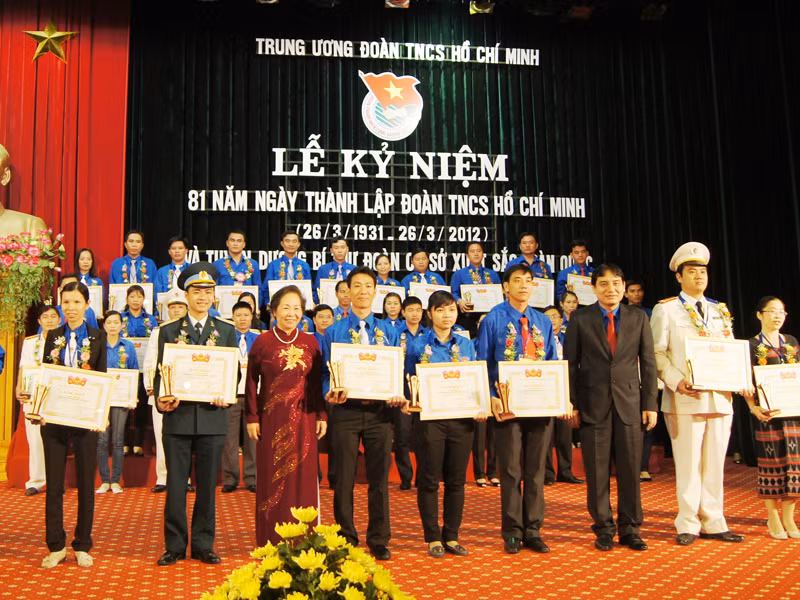 Mười bông hoa mừng sinh nhật Đoàn