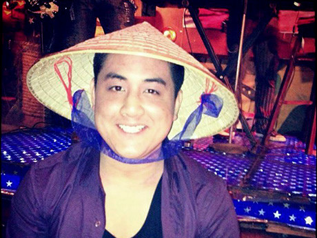 Chàng Tây xăm trổ, hát hay làm dậy sóng dân mạng