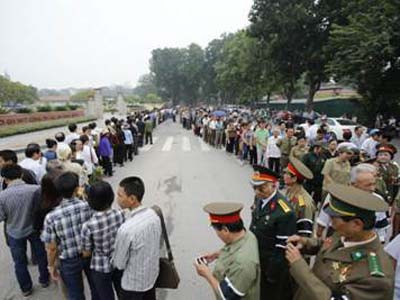 Hàng chục ngàn người mang ảnh Tướng Giáp chờ viếng