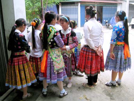 Thiếu nữ Mông may áo váy đi chơi Tết