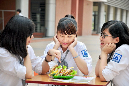 Học trò trường Amsterdam phát sốt vì “cơm kẹp ăn liền”