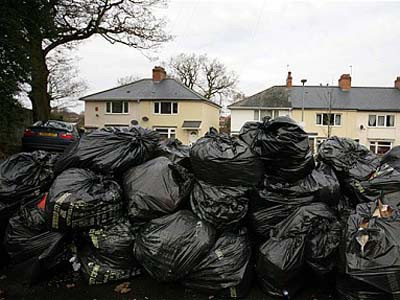 Hàng chục ngàn tấn rác ứ đọng sau Noel