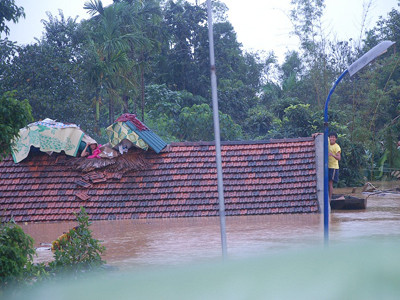 Dân vùng lũ bám nóc nhà kêu cứu